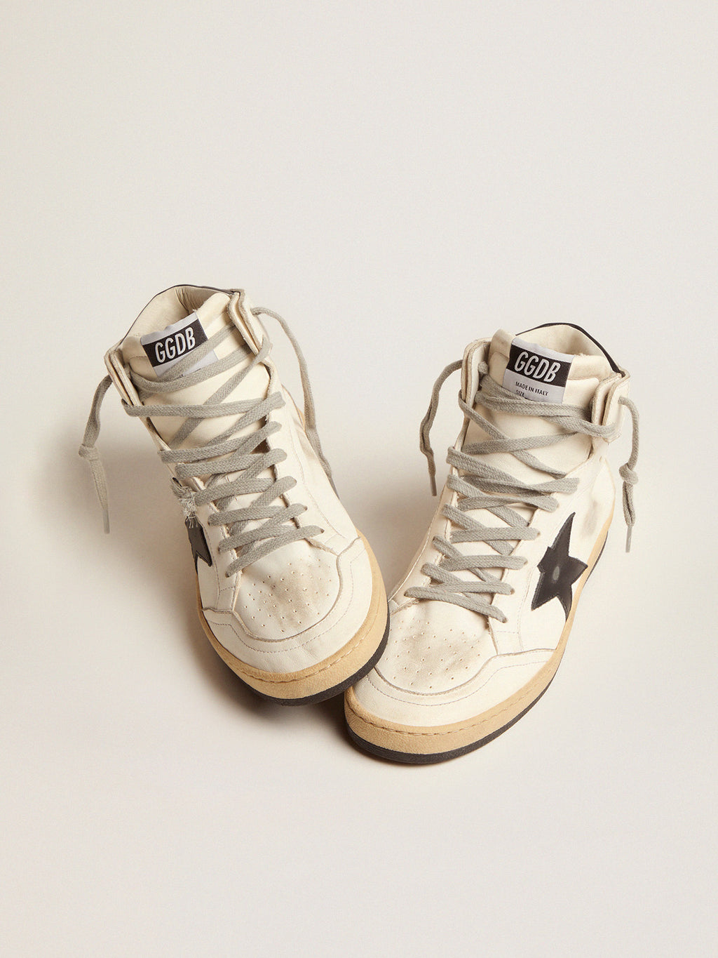 Men's Sky-Star with signature on the ankle and black inserts| Golden Goose