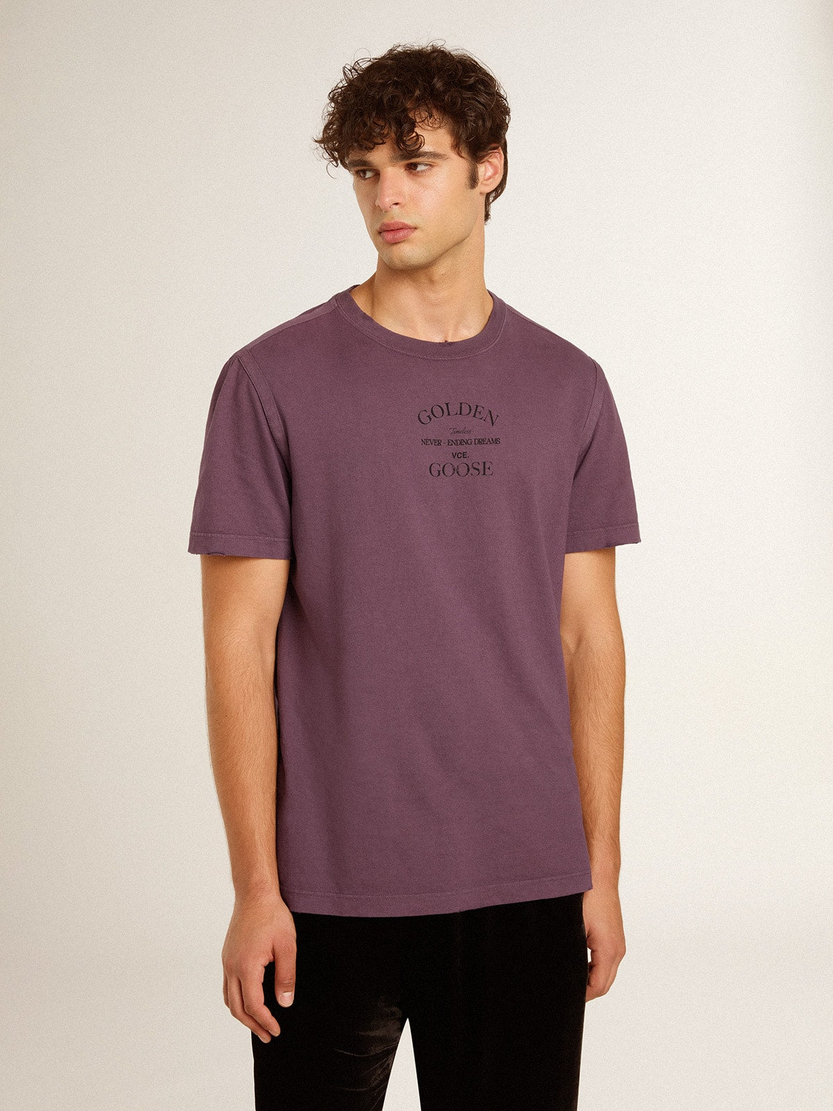 Men's cotton T-shirt in worn purple with logo print| Golden Goose
