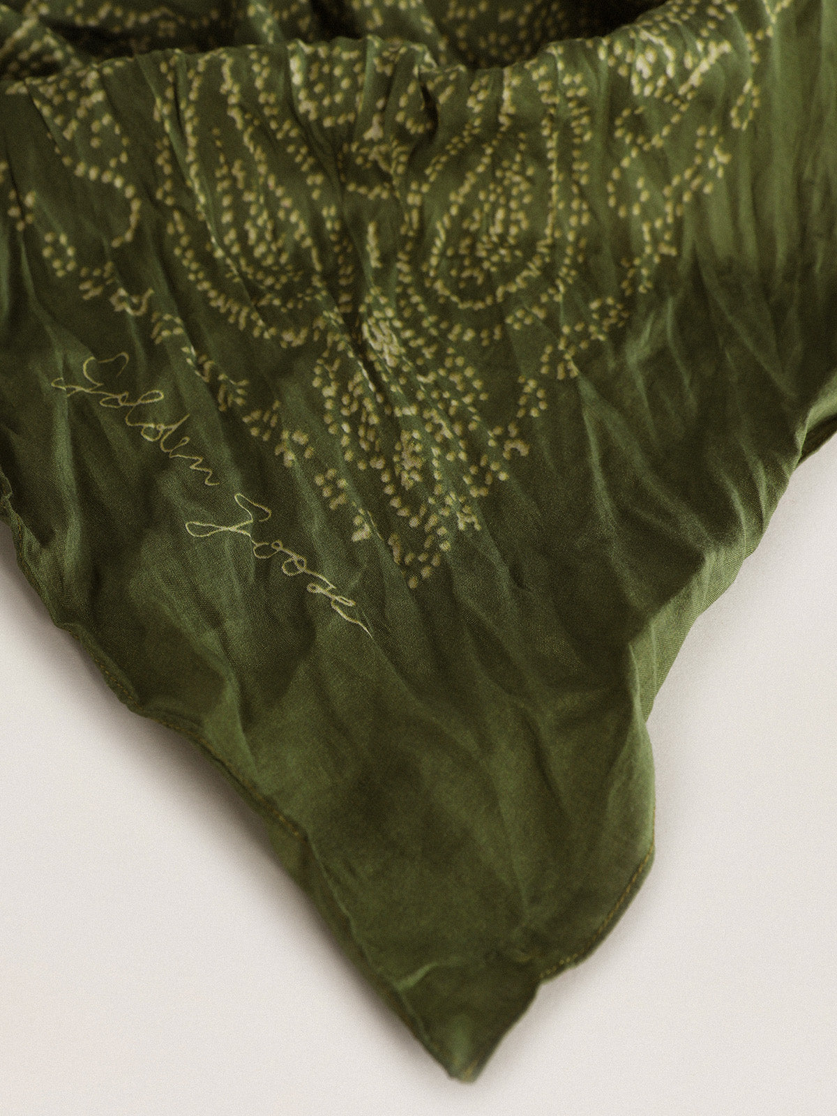 Pesto-colored scarf with dotted paisley pattern| Golden Goose