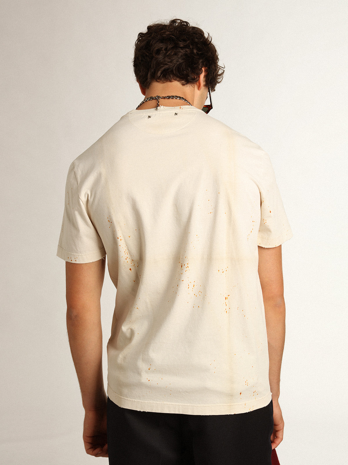 Men's bone white T-shirt with lettering and distressed details| Golden Goose